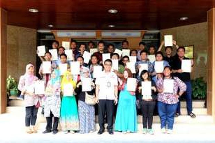 Sebanyak 42 guru yang telah empat tahun mengajar di kebun sawit di Sabah, berpamitan pulang ke Tanah Air. Konsul Jenderal RI Kinabalu, Akhmad DH Irfan (tengah) berpose bersama mereka di KJRI Kota Kinabalu, Negara Bagian Sabah,  Malaysia, Selasa (21/6/2016). 