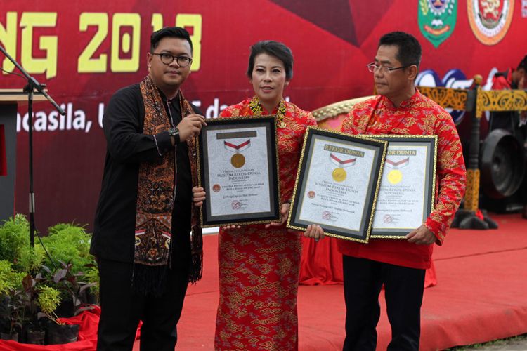 Manajer Muri Andre Purwardono saat menyerahkan piagam Muri kepada Wali Kota Singkawang Tjhai Chui Mie dan Ketua Panitia Tjhai Leonardi usai pembukaan secara resmi parade pawai Tatung di Singkawang, Kalimantan Barat  (2/3/2018)