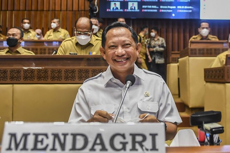 Menteri Dalam Negeri Tito Karnavian bersiap mengikuti rapat kerja dengan Komisi II DPR, di Kompleks Parlemen, Senayan, Jakarta, Selasa (5/4/2022).  Raker itu membahas evaluasi pelaksanaan program dan anggaran tahun 2021. ANTARA FOTO/Galih Pradipta/rwa.