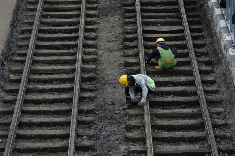 Potongan rel trem kuno sepanjang 1,4 kilometer di area proyek MRT Jakarta fase 2A di kawasan Harmoni, Jakarta Pusat, Jumat (18/11/2022). Komponen rel trem kuno yang ditemukan terdiri dari batang rel, lempengan penyambung batang rel, bantalan rel, dan batuan ballast.