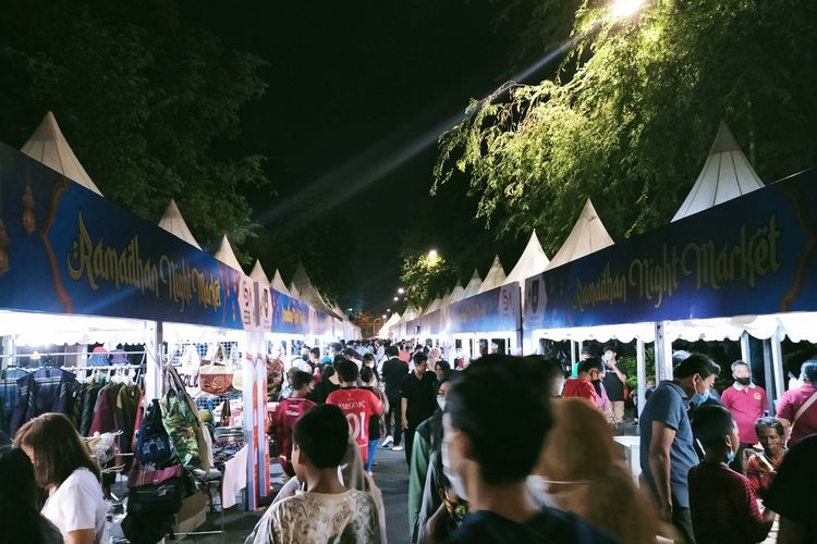 Suasana Night Market Ngarsopuro Kota Solo, Jawa Tengah, Sabtu (9/4/2022)