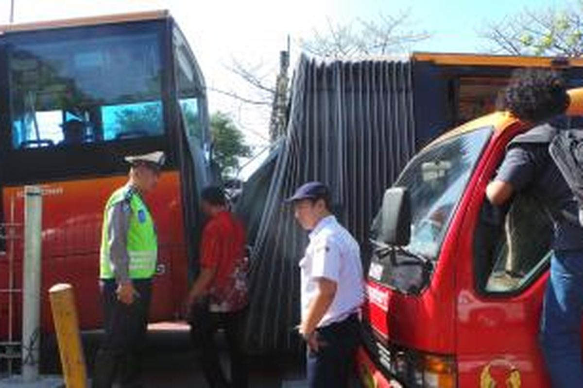 Bus Transjakarta patah di Jalan Bekasi Timur, Jatinegara, Jakarta Timur. Kamis (7/8/2014).