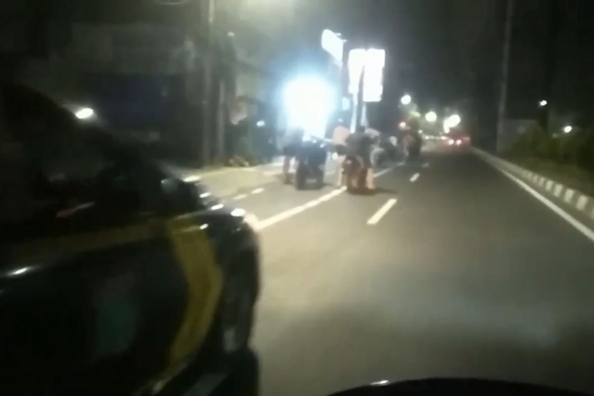 Sejumlah remaja diminta untuk mendorong motor ke Mapolsek Cilandak setelah terpergok masih berkeliaran malam hari di sekitar kawasan TB Simatupang, Cilandak Barat, Jakarta Selatan pada Minggu (27/6/2021) dini hari.