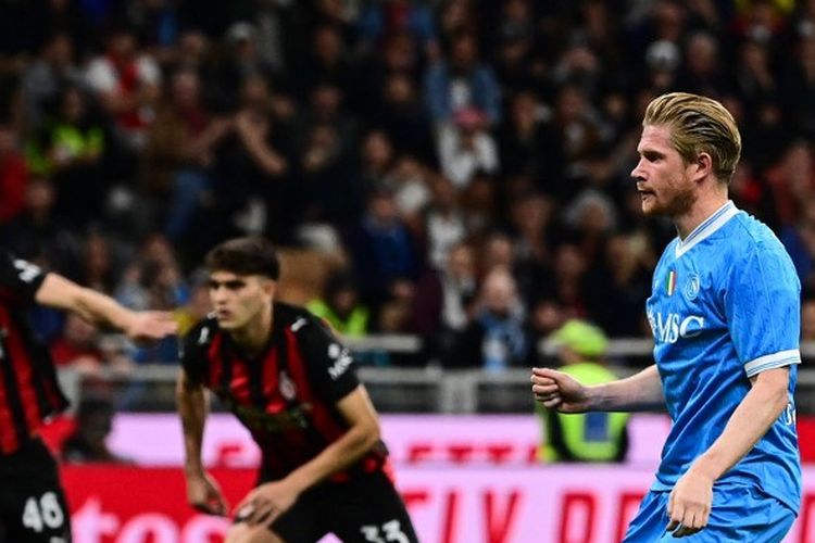 Kevin De Bruyne mencetak gol penalti dalam pertandingan sepak bola Serie A Liga Italia antara AC Milan vs Napoli di Stadion San Siro di Milan, Italia utara, pada 28 September 2025. (Foto oleh Piero CRUCIATTI / AFP)