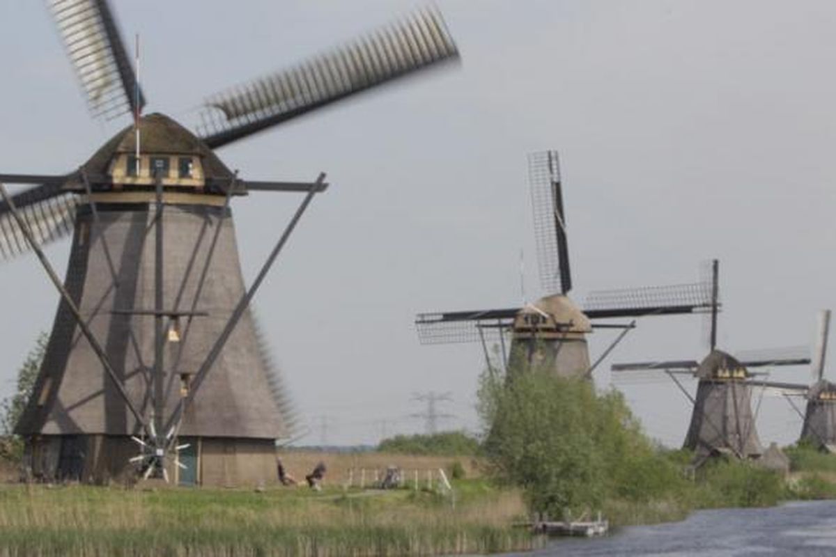 Pemandangan kincir angin di desa Kinderdijk, Belanda, Senin (9/5/2016). Kinderdijk merupakan desa yang memiliki belasan kincir angin yang saat ini digunakan sebagai pompa air. Kinderdijk masuk ke dalam daftar UNESCO World Heritage pada 1997.