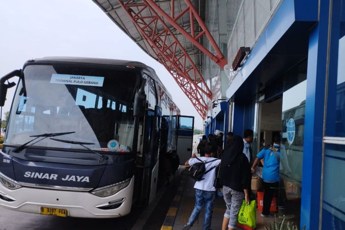 Ilustrasi penumpang bus di Terminal Terpadu Pulo Gebang (TTPG), Jakarta Timur, saat arus balik Lebaran 2022, Senin (9/5/2022). 