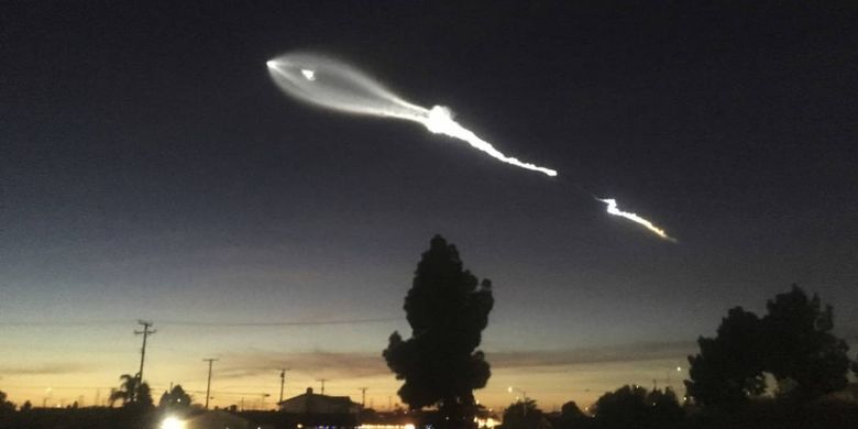 Roket SpaceX dikira UFO di Los Angeles