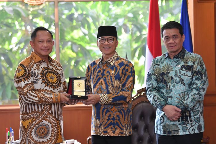 Mendes PDT Yandri Susanto dan Wamendes PDT Ahmad Riza Patria saat mengadakan pertemuan dengan Mendagri Tito Karnavian di Kantor Kemendagri, Jakarta, Kamis (14/11/2024).  