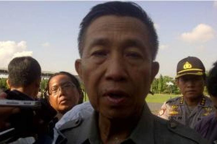 Gubernur Bali Made Mangku Pastika setelah memimpin apel gelar pasukan Operasi Lilin Agung dalam rangka pengamanan Natal dan Tahun Baru, Selasa (23/12/2014). 