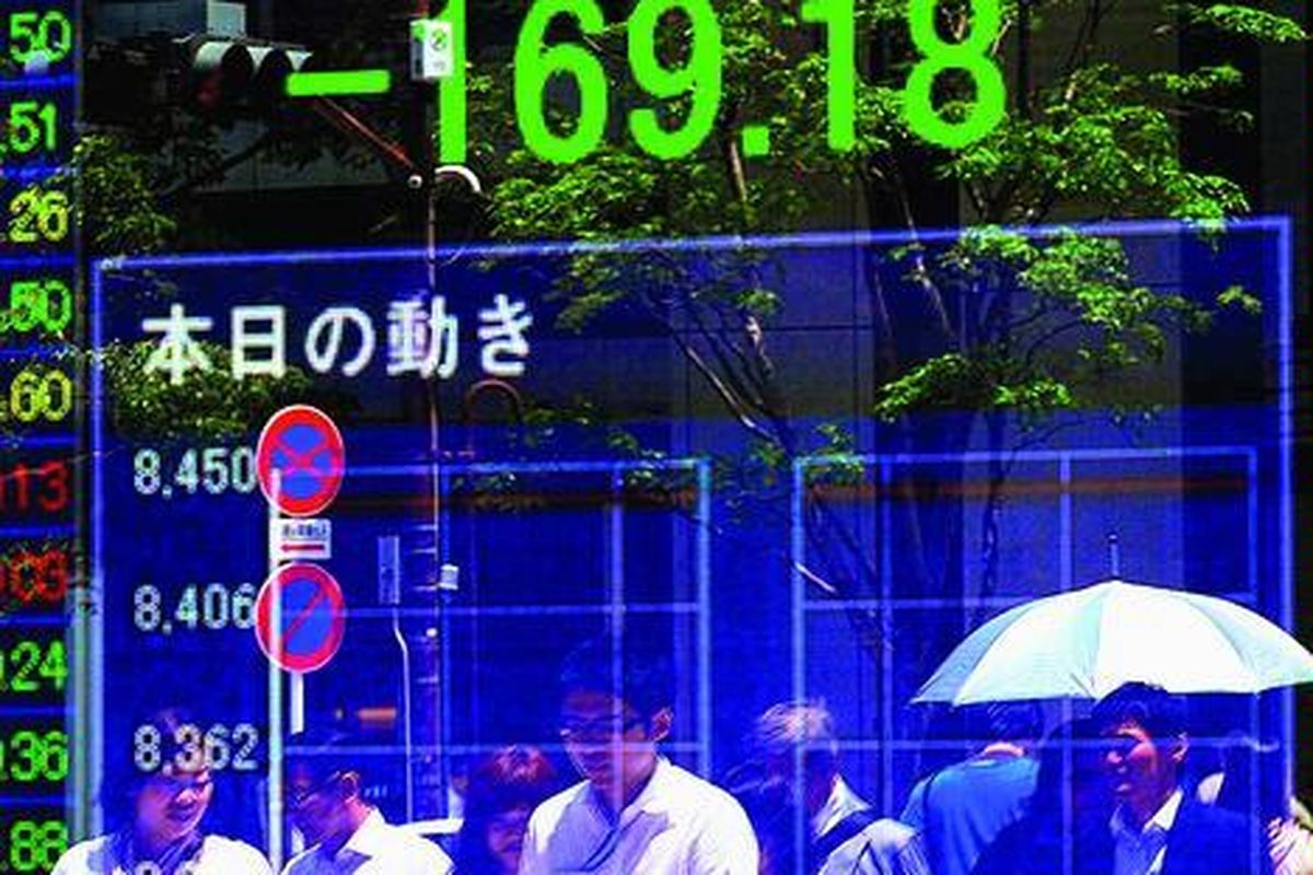 Bayangan pejalan  kaki terlihat di luar papan petunjuk harga saham, di Tokyo, Senin (4/6). Indeks harga saham di Bursa Saham Tokyo merosot 169,18 poin dan ditutup pada 9.271,07 poin dalam sesi perdagangan pagi, setelah  laporan naiknya angka pengangguran di Amerika Serikat dan anjloknya bursa saham Wall Street keluar. Harga saham Sony juga turun di bawah 1.000 yen, pertama kali sejak 1980.