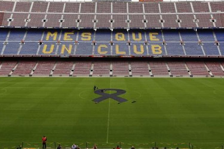 Pita hitam tanda duka cita dipasang di tengah lapangan Stadion Camp Nou, Barcelona, sebagai bentuk penghormatan kepada mantan pelatih klub itu, Tito Vilanova (almarhum), Sabtu (26/4/2014). Vilanova meninggal dunia dalam usia 45 tahun akibat kanker, di Barcelona, Jumat (25/4/2014).