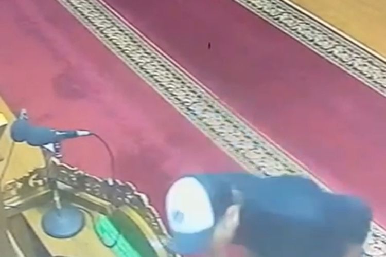 Tangkapan layar dalam sebuah video dimana seorang WNA yang meludahi jemaah masjid di Bandung, karena terganggu suara murotal melalui pengeras suara masjid