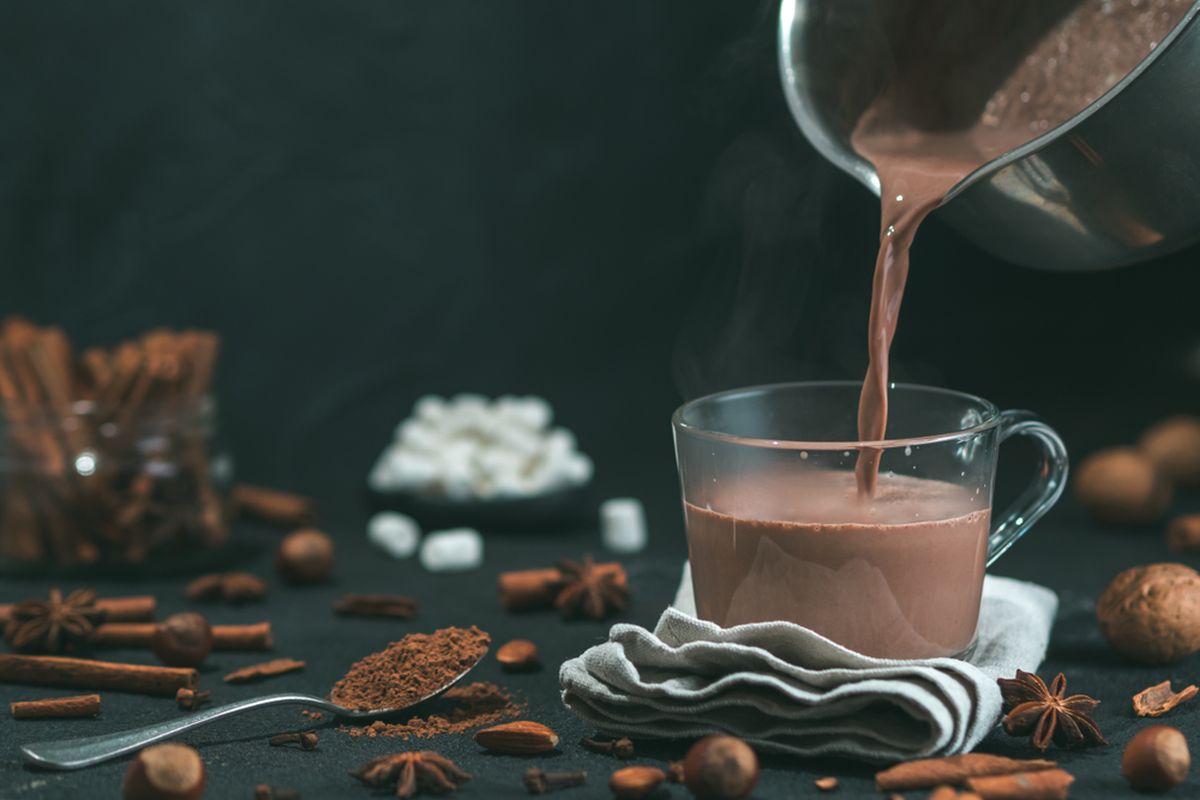 Kakao seduh adalah minuman rendah kafein yang kaya akan theobromine, stimulan sistem saraf pusat ringan. Untuk itu, cokelat bisa menjadi pilihan minuman penghilang ngantuk lainnya.