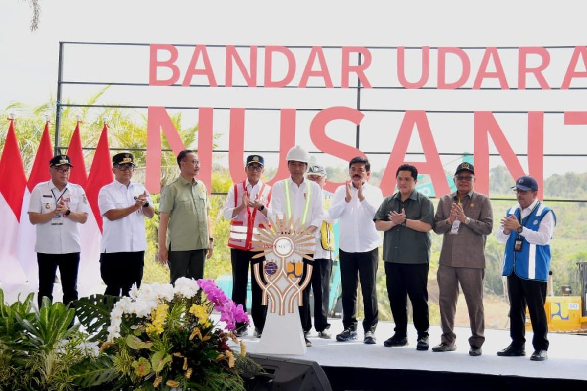 Presiden Joko Widodo saat melakukan peletakan batu pertama Bandara IKN di Kabupaten Penajam Paser Utara, Provinsi Kalimantan Timur (01/1/2023).