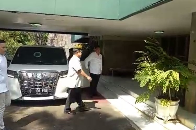 Calon presiden nomor urut 02 Prabowo Subianto bersilaturahim ke kediaman Presiden kedua RI Soeharto di Jalan Cendana, Menteng, Jakarta Pusat, Rabu (5/6/2019).