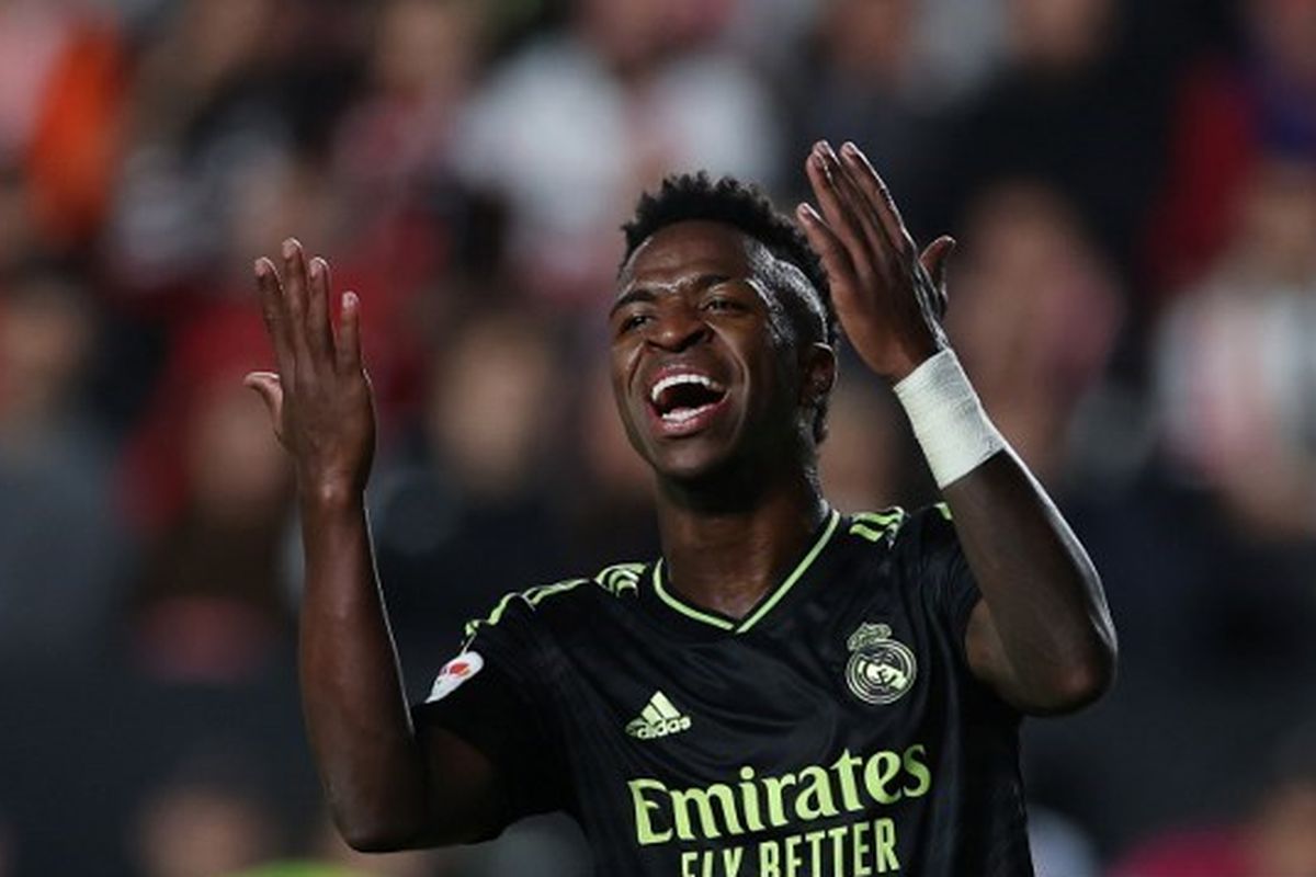 Ekspresi Vinicius Junior dalam pertandingan Rayo Vallecano vs Real Madrid pada pekan ke-13 Liga Spanyol yang digelar di Stadion Vallecas pada Senin (7/11/2022) malam waktu setempat. Terkini, Vinicius menjadi korban rasisme pendukung Real Valladolid.