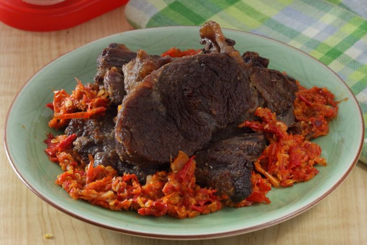 Ilustrasi daging sapi goreng dengan bumbu iris pedas. 