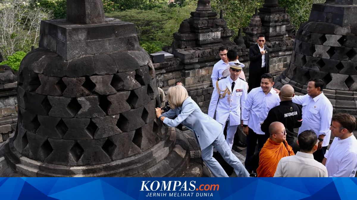 Tak Boleh Sembarangan, Naik ke Candi Borobudur Harus Pakai Upanat
