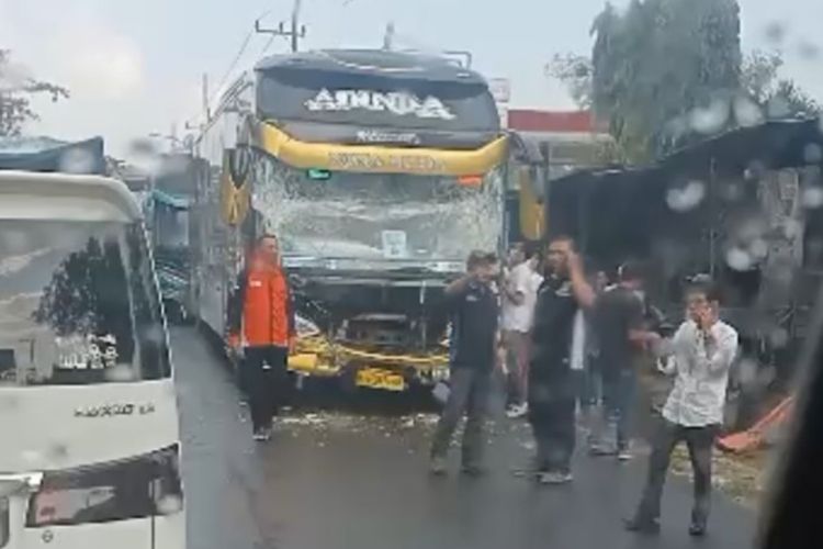 Bus rombongan jemaah haji kloter 5 asal Kabupaten Pamekasan mengalami kecelakaan di Kecamatan Tanah Merah, Kabupaten Bangkalan, Rabu (24/5/2023).