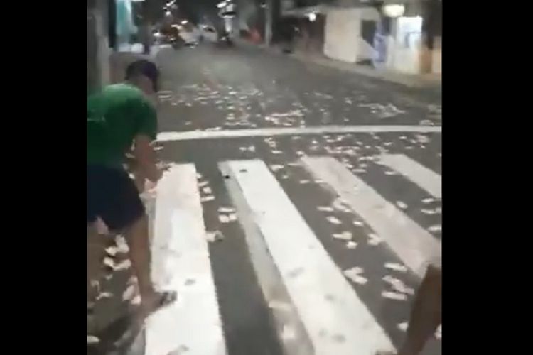 Kelompok bersenjata yang merampok sebuah bank dan meneror di jalan-jalan di Brasil menumpahkan uang kertas yang berserakan di jalan dan dipunguti warga setempat.
