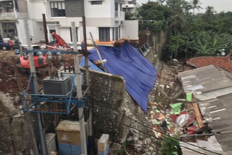 Sejumlah bagian rumah yang rusak terkena longsoran tembok Melati Residence akan dibongkar untuk melancarkan normalisasi anak Kali Setu di Jalan Damai 2 RT 04/RW 012, Ciganjur, Jagakarsa, Jakarta yang tertutup material longsor.
