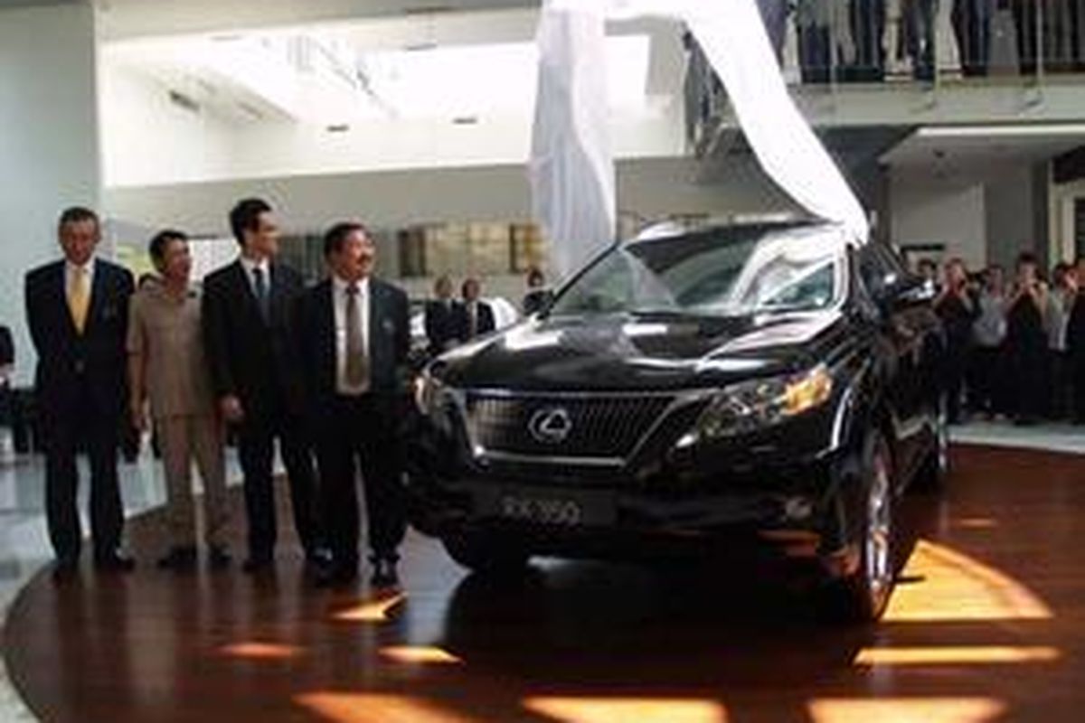 Peluncuran Lexus RX350 dilakukan langsung (dari kiri ke kanan), Shinji Fujii, Hidematsu Ibaraki, Takayuki Katsuda dan Johnny Darmawan di Lexus Gallery, Jakarta.
