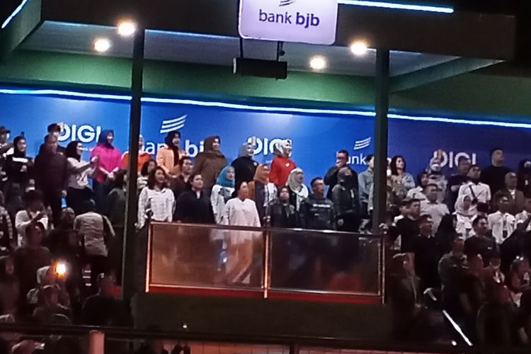 Ibu Negara Iriana Jokowi kembali menghadiri konser Dewa-19 di Bandung di tengah lawatan kunjungan kerjanya di beberapa titik di Bandung dan Kabupaten Bandung, Jawa Barat, Minggu (5/3/2023).