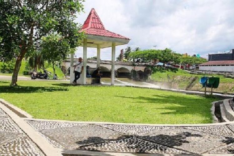 Warga menikmati suasana di taman Kota Payakumbuh di kawasan Jembatan Ratapan Ibu, Rabu (29/4). Kehadiran ruang terbuka hijau, termasuk juga pembenahan sektor lain, seperti sanitasi, perilaku hidup bersih dan sehat kepada masyarakat, serta layanan kesehatan, merupakan bagian dari upaya Pemerintah Kota Payakumbuh untuk mewujudkan kota sehat.