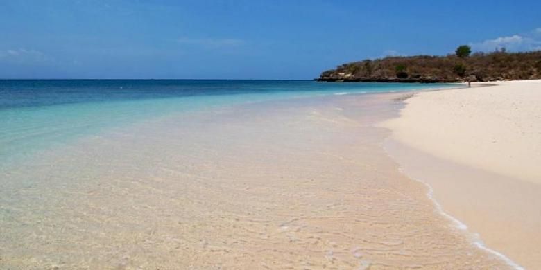 Pantai Pink, Lombok Timur, Nusa Tenggara Barat.