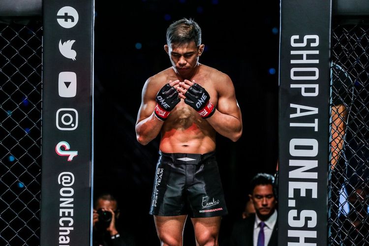 Aksi Eko Roni Saputra saat menghadapi Chan Rothana dalam laga MMA divisi flyweight di ONE: LIGHTS OUT pada 11 Maret 2022 di Singapore Indoor Stadium. 