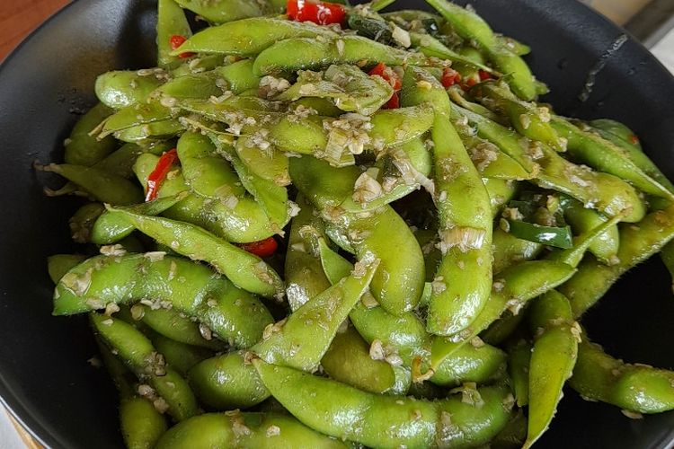 Edamame Cabe Garam, sajian kolaborasi ANJ dan Yello Hotel Manggarai yang dibuat dari sagu Sapapua. 