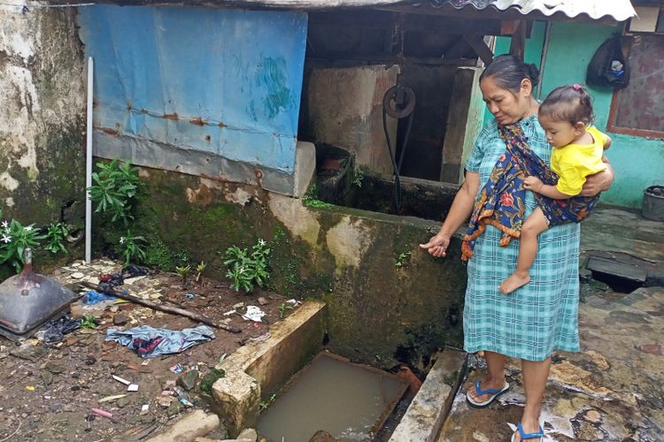 Rini Marliani (54) istri dari ketua RW setempat mengaku warga Kampung Ciwalengke Desa Sukamaju Kecamatan Majalaya sudah puluhan tahun mengalami krisis air bersih dan menggunakan aliran air sungai yang tercemar limbah pabrik dan rumah tangga untuk kebutuhan sehari-hari 