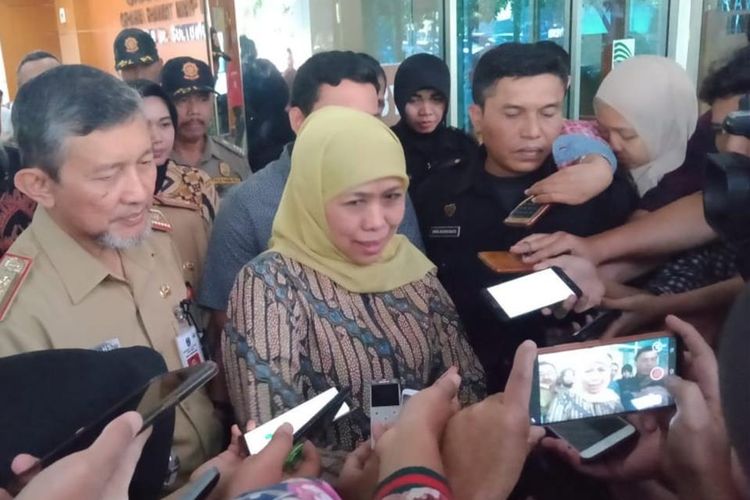 Gubernur Jawa Timur Khofifah Indar Parawansa menceritakan kondisi Wali Kota Surabaya Tri Rismaharini usai menjenguk di Graha Amerta RSUD Dr Soetomo, Surabaya, Jawa Timur, Senin (1/7/2019).