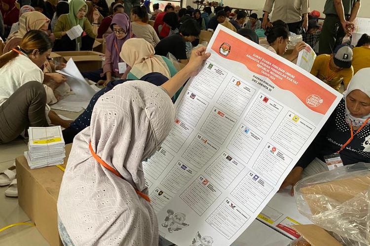 Petugas yang direkrut KPU menyortir dan melipat surat suara anggota caleg di GOR Kebon Jeruk, Jakarta Barat, Selasa (2/1/2024). 