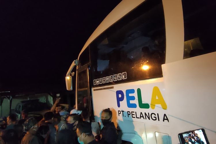 Foto-foto penggerebekan dan penggeledahan Bus Pelangi jurusan Medan-Tasikmalaya yang membawa paket sabu besar seberat 13 kilogram dengan tujuan mengedarkan di wilayah Tasikmalaya, Rabu (16/9/2020) malam.