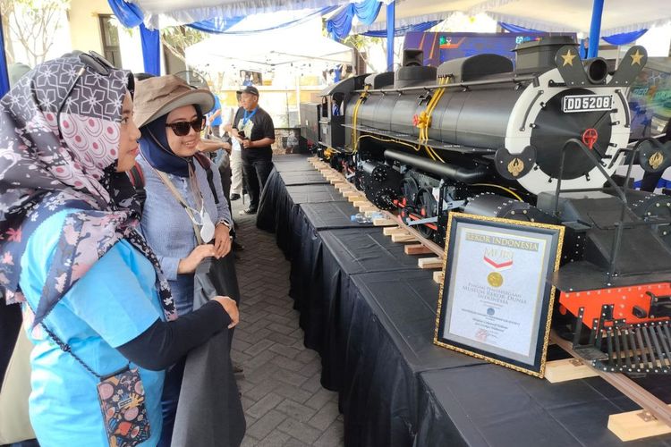 Pengunjung melihat miniatur lokomotif terbesar se-Indonesia berbentuk Lokomotif uap DD52 yang ada di Museum Lawang Sewu di Semarang, Jawa Tengah.