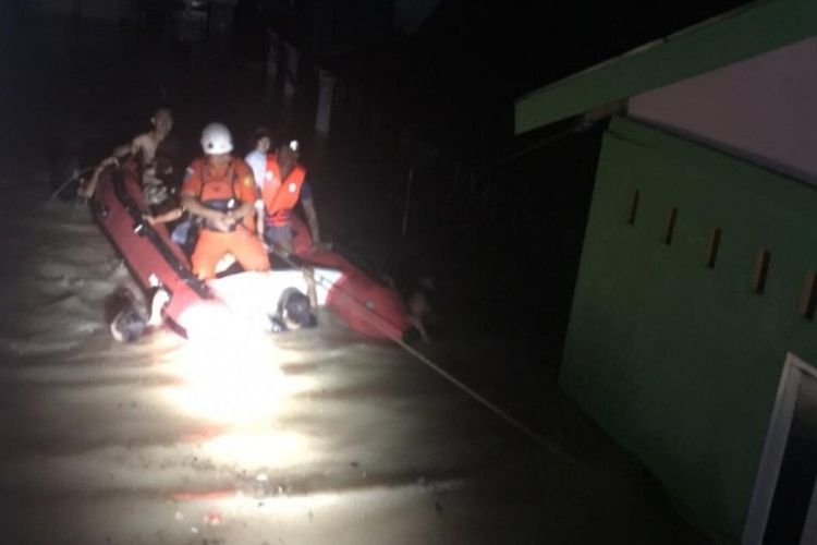 Tim SAR membantu evakuasi warga terdampak banjir