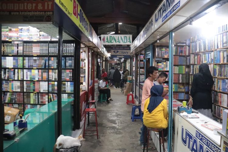 Suasana Pasar Buku Palasari Bandung. Pasar ini memiliki sejarah yang panjang. Mereka masih bertahan di tengah gempuran digitalisasi.  