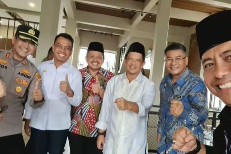 Menteri Tito Karnavian bersama perwakilan dari Pemerintah Kabupaten Sumedang saat melakukan kunjungan kerja. 