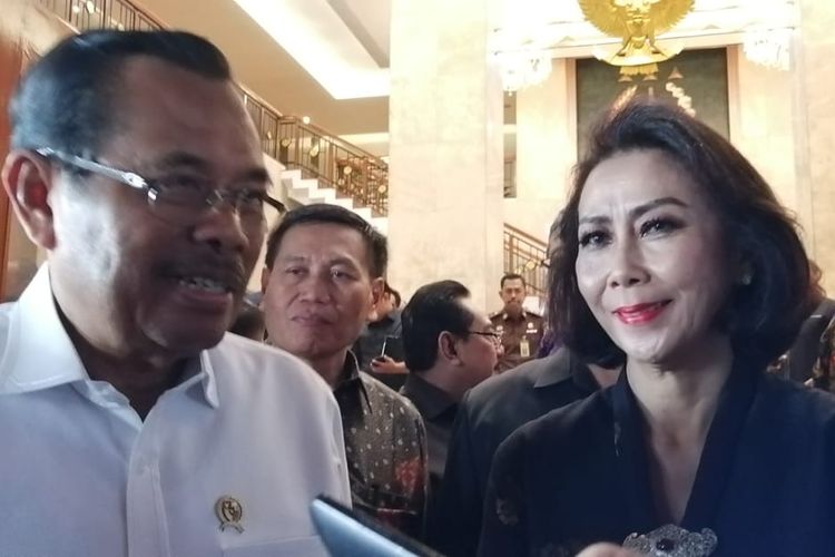 Ketua tim panitia seleksi (Pansel) calon pimpinan Komisi Pemberantasan Korupsi (KPK) periode 2019-2023, Yenti Ganarsih (kanan) dan Jaksa Agung HM Prasetyo (kiri) di Kompleks Kejaksaan Agung RI, Jakarta Selatan, Rabu (12/6/2019).