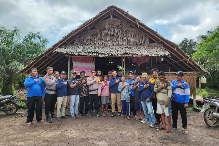Rombongan Polsek Rupat foto bersama dengan warga Dusun Pakcut, Desa Dungun Baru, Kecamatan Rupat, Kabupaten Bengkalis, Riau, Rabu (20/12/2023).