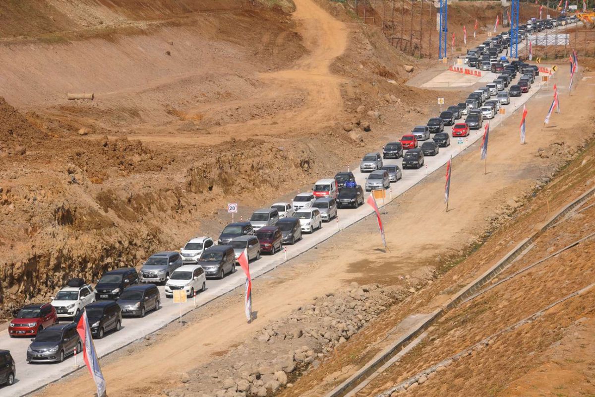 Antrean panjang kendaraan mobil arus balik melintasi jalur tol fungsional Solo-Salatiga di Susukan, Kabupaten Semarang, Jawa Tengah, Senin (18/6/2018). Berdasarkan data PT Jasamarga Solo Ngawi (JSN) volume kendaraan yang melintasi jalur tol fungsional Solo-Salatiga pada arus balik periode Senin (18/6/2018) dari pukul 06.00 - 12.00 WIB telah mencapai 4190 kendaraan.