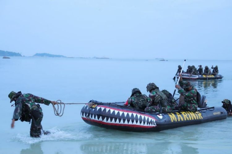 Pendaratan pasukan TNI AL di Tanjung Kelayang, Belitung, Jumat (8/10/2021)