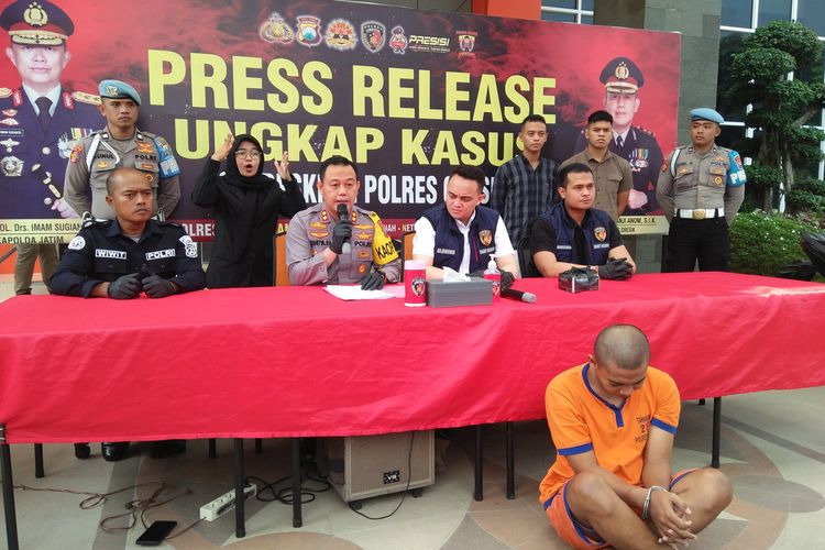 Kapolres Gresik AKBP Adhitya Panji Anom (pegang mikrofon), memberi penjelasan saat rilis ungkap kasus di depan Mapolres Gresik, Jawa Timur, Selasa (14/11/2023).
