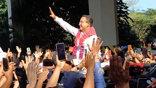 Baru Tiba di Bandara Kualanamu, Anies Disambut Kerumunan Warga sampai Sulit Berjalan