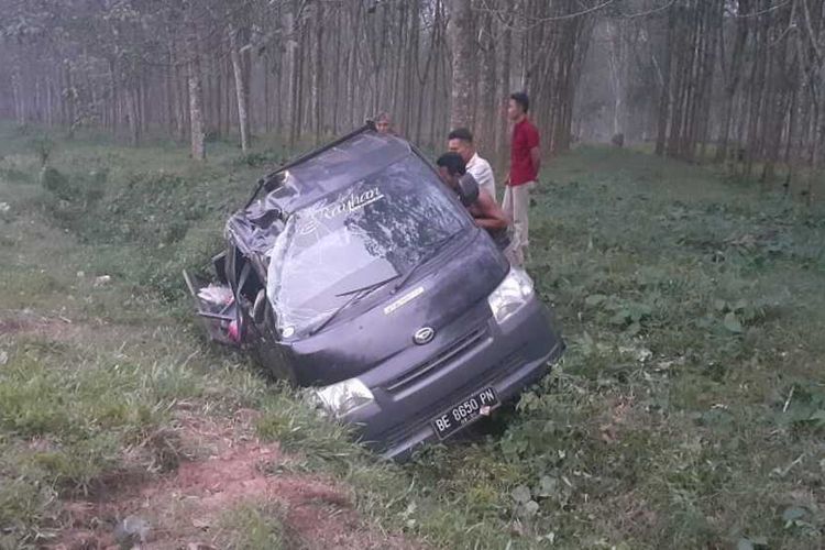 Mobil pikap terbuka mengalami kecelakaan di Jalan Ir Sutami, Tanjung Bintang, Lampung, Minggu (23/5/2021). Sebanyak 12 orang penumpang terlempar dari bak mobil. 