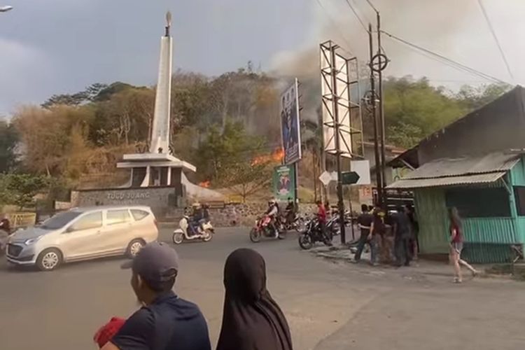 Tangkapan layar kebakaran lahan kering di belakang Tugu Pahlawan Siliwangi, Baleendah, Kabupaten Bandung, Jawa Barat pada Sabtu (23/9/2023)