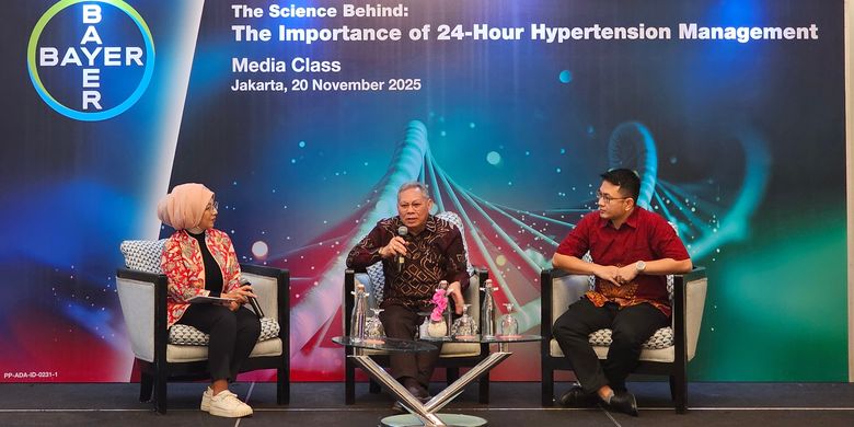 (ki-ka) Sri Libri Kusnianti selaku Corporate Communications Manager Bayer Indonesia, dr. Tunggul D. Situmorang, Sp.PD-KGH dan dr. Irawan Septian Nugroho, (Int. Med) selaku Medical Lead Bayer Indonesia dalam sesi diskusi ?The Science Behind: The Importance of 24-Hour Hypertension Management? yang diselenggarakan oleh Bayer Indonesia di Jakarta (20/11).

