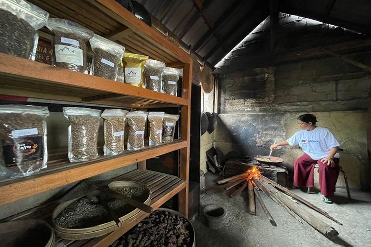 Kegiatan sangrai biji kopi manual memakai wajan tanah liat dan kayu bakar 


