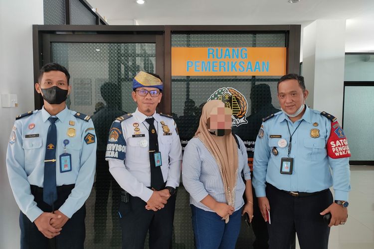 HNW  (34) wanita WN Malaysia saat diamankan Imigrasi di Pelabuhan Tunon Taka Nunukan Kaltara. Demi mengantar suaminya berobat ia nekat lewat jalur illegal meski memiliki paspor